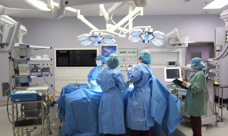 تصویری از پرسنل و کارکنان در اتاق تمیز جراحی